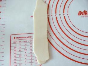 顺着方向擀成长条