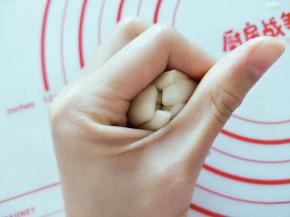 把静置好的面团擀成圆饼，包裹枣泥馅儿