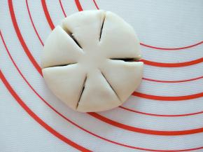 用刮刀分成如图的样子，要切透