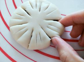 每份上用小刀拉两个口子