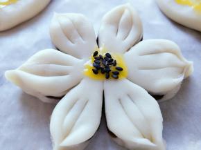 在中间刷蛋黄液，撒点黑芝麻