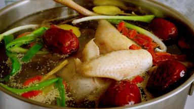 柴鸡入锅煮沸后转小火