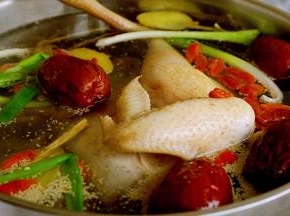 柴鸡入锅煮沸后转小火