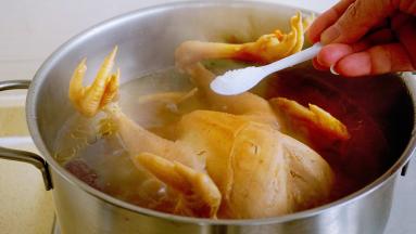 加入海盐，继续小火煮一小时