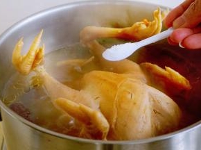 加入海盐，继续小火煮一小时