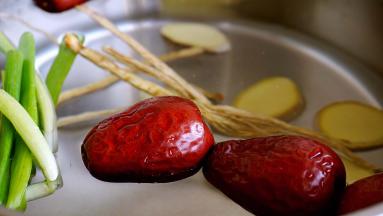 一次性加足水，配料入锅