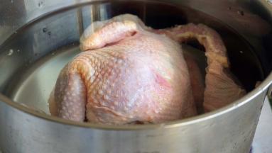 柴鸡清理干净，冷水入锅焯去血沫