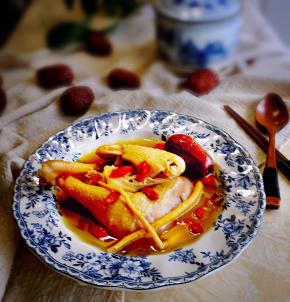 一道鲜美可口、营养丰富的参枣鸡汤就做好了，喝一碗暖身暖胃。