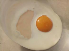 将炼乳、淡奶油和蛋黄放入干净的碗中。
