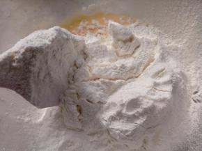 低筋面粉与小苏打混合后筛入碗中。