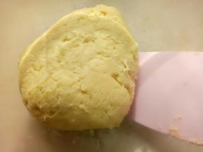 用刮刀拌至无干粉（或者戴上手套揉成团），做好以后放入碗中盖上保鲜膜放冰箱冷藏30分钟。