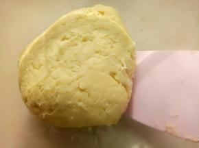 用刮刀拌至无干粉（或者戴上手套揉成团），做好以后放入碗中盖上保鲜膜放冰箱冷藏30分钟。