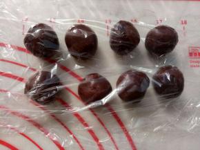 这个期间准备豆沙馅（这里我用的是油豆沙）搓成8个球每个12克，盖保鲜膜备用。