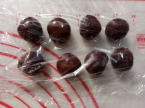 这个期间准备豆沙馅（这里我用的是油豆沙）搓成8个球每个12克，盖保鲜膜备用。