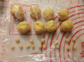 面团从冰箱取出后，分8个20克的面团，4个1克的面团做尾巴，4个0.8克的做鼻子，8个0.5克的做耳朵。同样分好用保鲜膜盖好防子干裂。
