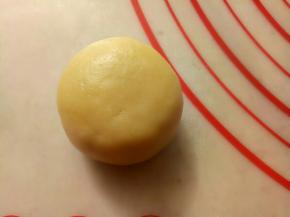 包好以后收口朝下，团成圆形。