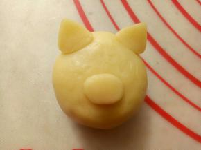 把鼻子和耳朵粘上（如果不好粘可以沾一点点水，记得是一点点哦！）