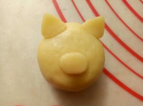把鼻子和耳朵粘上（如果不好粘可以沾一点点水，记得是一点点哦！）
