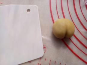 同样小屁屁也是包好豆沙馅，借助刮板压出小屁屁的形状。