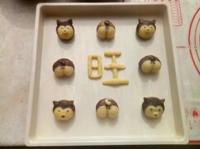 把做好的烧果子放入阳晨中国红碳钢正方形烤盘里。