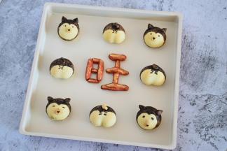 烤箱160度预热10分钟后把烤盘放入，中下层160度烤15分钟，表面微黄就可以出炉了。