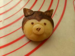 取少许可可粉滴几滴水搅匀，用细毛笔画出小狗的模样。