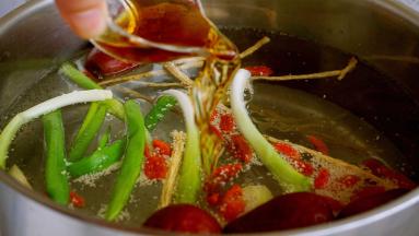 加入花雕酒，大火煮开