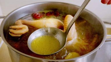 撇去油脂，煮一小时