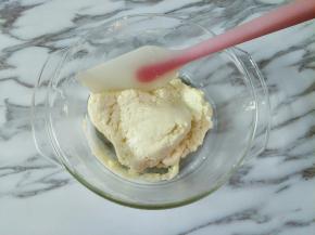 筛入低筋面粉翻拌均匀