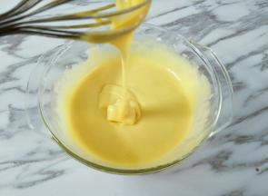 加入蛋黄不规则搅拌均匀