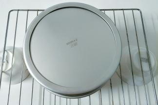 烤好立即取出震一下倒扣，放凉后再脱模