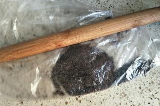 奥利奥去夹心用擀面杖压碎