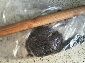 奥利奥去夹心用擀面杖压碎