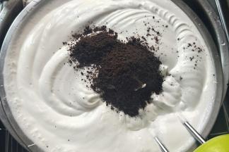 淡奶油加入白糖和盐打发至有纹路的时候加入奥利奥碎