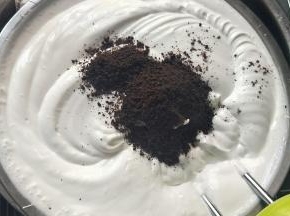 淡奶油加入白糖和盐打发至有纹路的时候加入奥利奥碎