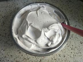 打至可以裱花的状态即可