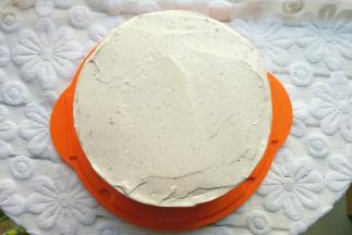 依次一片蛋糕胚、奶油、水果，最后一层抹上奶油，周围也抹上奶油，抹面不平整没关系，用水果装饰就好了