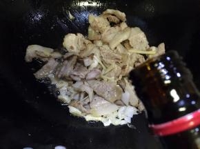 放入料酒翻炒两下