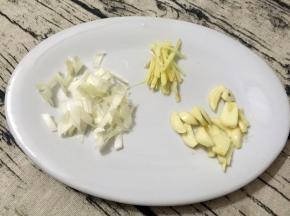 生姜切丝，大蒜大葱切碎