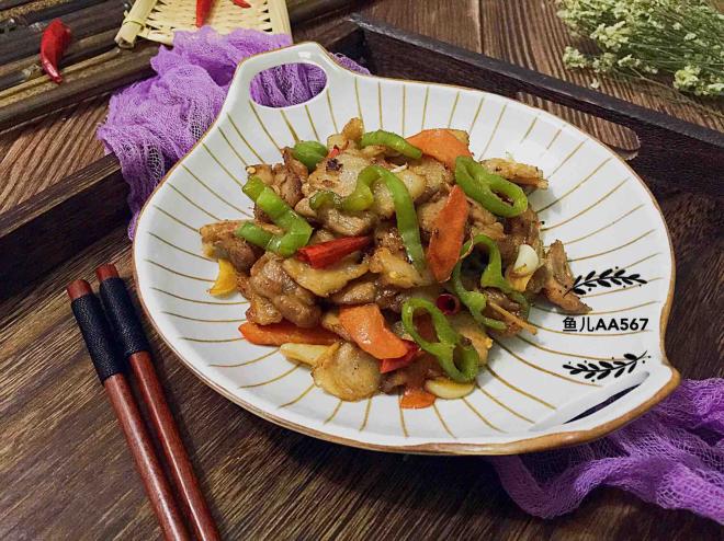 辣椒胡萝卜炒五花肉