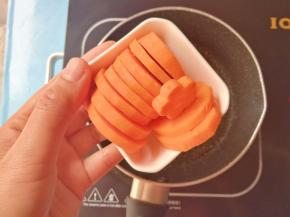 起锅煮水，水开下胡萝卜焯水3分钟