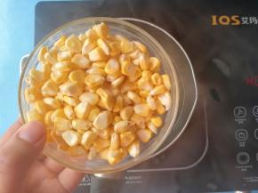 玉米入锅焯水4分钟