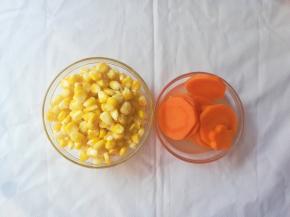 焯水好的玉米粒和胡萝卜，这个时候小花可以给宝宝当手指食物