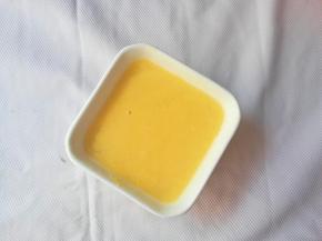 玉米粒加开水放入辅食机打成泥，并过筛一遍，去除玉米皮