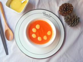 玉米泥用勺子勺入少许玉米泥滴入表面