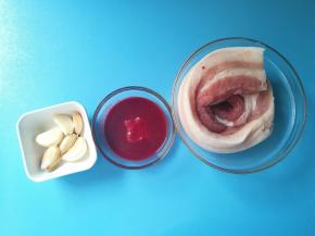 食材准备:三层肉300克、腐乳汁适量、蒜头适量、冰糖忘拍了