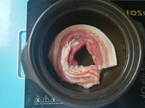 三层肉洗净放入砂锅中