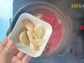 加入蒜头煮15分钟