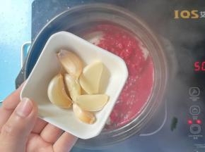 加入蒜头煮15分钟