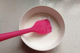 牛奶先取100克放入微波炉加至温热，再放入5克白糖搅拌均匀